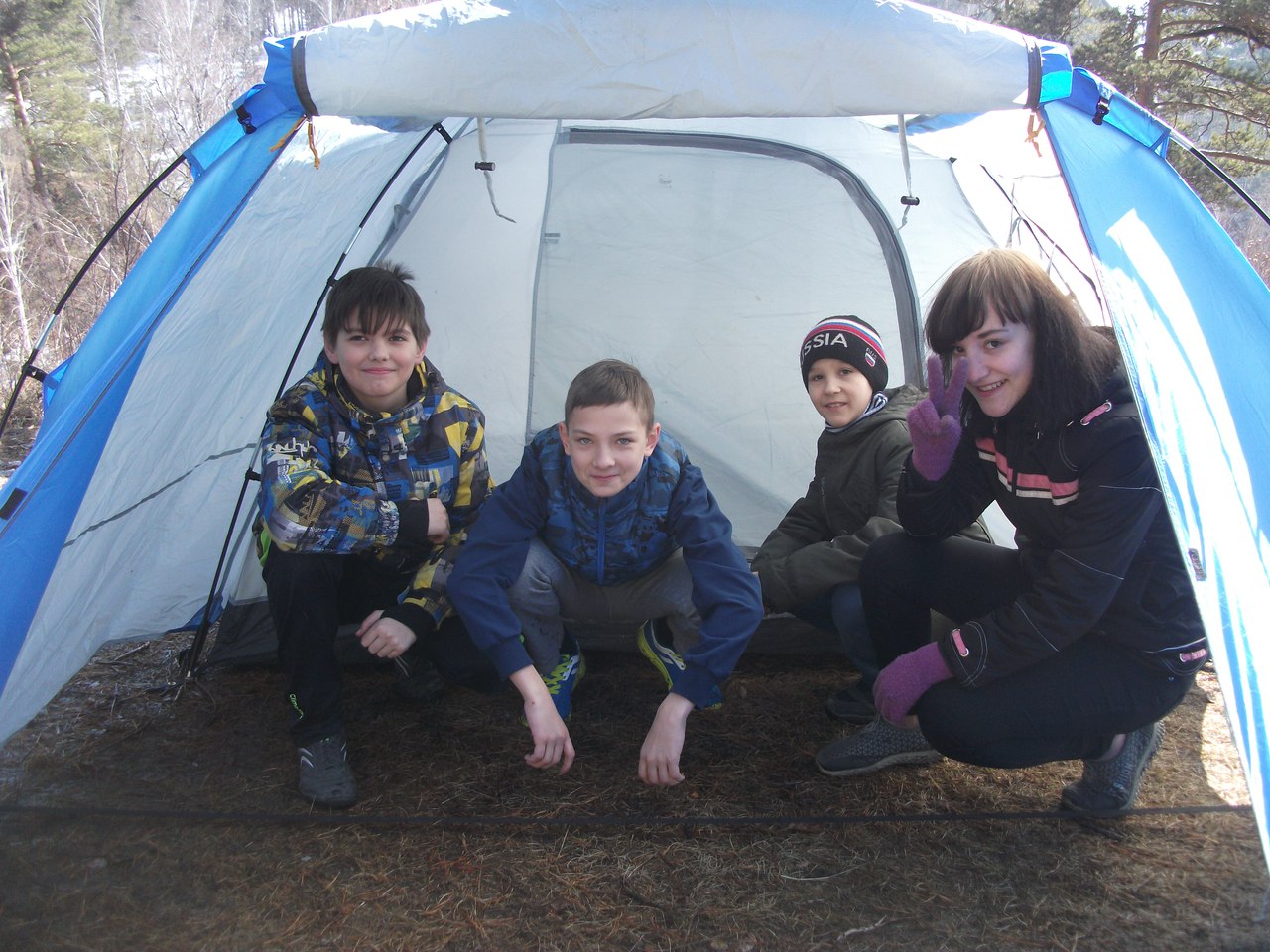 дети возле палатки